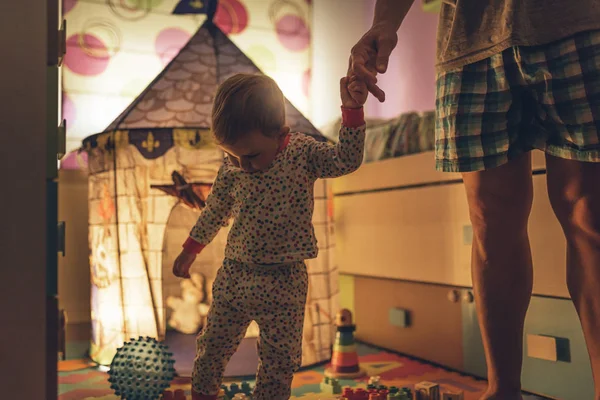 Padre e hijo caminando juntos en la habitación . — Foto de Stock