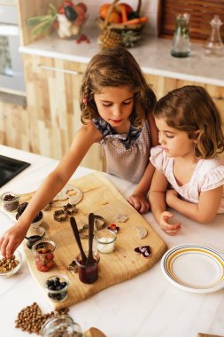 Little sisters kız pişirme kurabiye hazırlama.