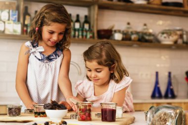 Little sisters kız pişirme kurabiye hazırlama.