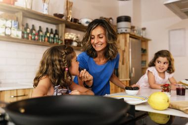 Little sisters ile annesi mutfakta yemek.