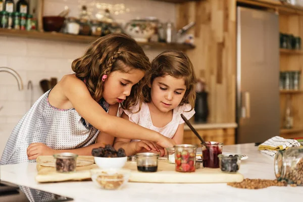 Little sisters kız pişirme kurabiye hazırlama.