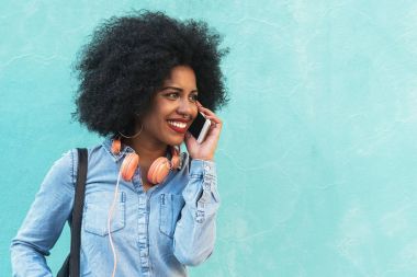 Güzel afro Amerikalı kadın sokakta telefon kullanma.