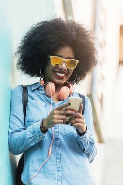 Güzel afro Amerikalı kadın sokakta telefon kullanma. 