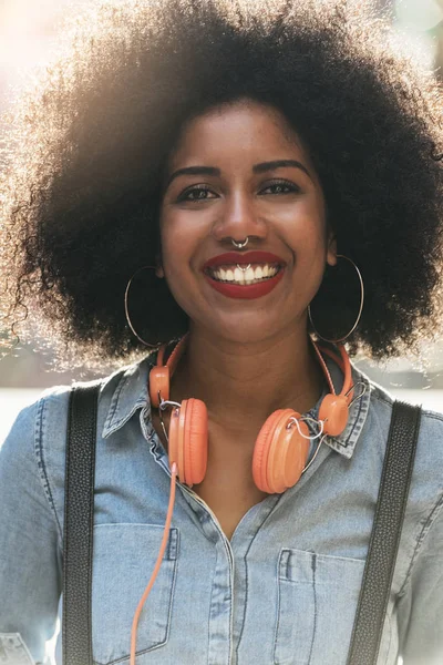 Портрет красивой афро-американской женщины . — стоковое фото