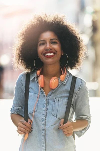 Retrato de una hermosa mujer afroamericana . — Foto de Stock