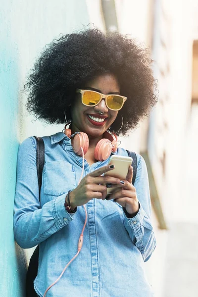 Güzel afro Amerikalı kadın sokakta telefon kullanma. 