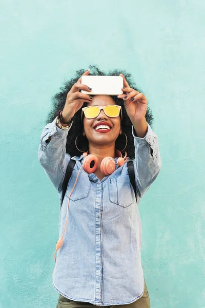 Güzel genç afro Amerikalı kadının kendi kendine portre.