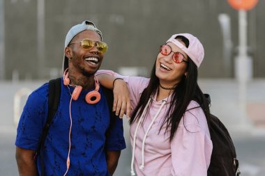 Karışık yarış arkadaşlar eğlenmeye şehirde.