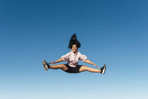 Wanita Yong bersenang-senang melompat . — Stok Foto