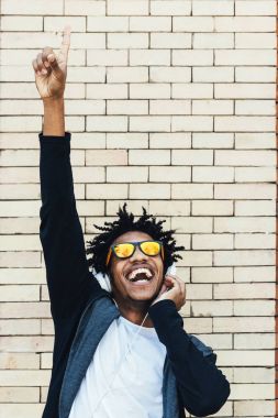 Müzik dinleme afro yakışıklı adam portresi.