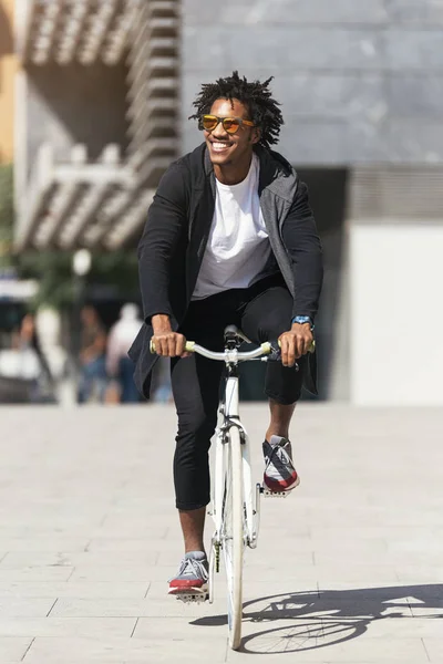 Przystojny mężczyzna afro, jazda na rowerze. — Zdjęcie stockowe