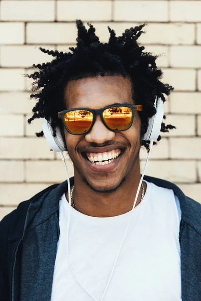 Portret van afro knappe man luisteren muziek. — Stockfoto