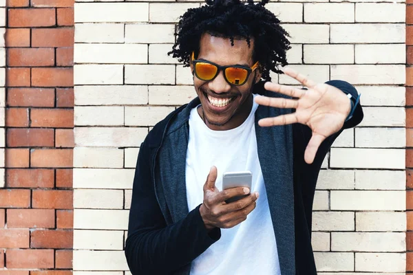 Retrato de homem afro bonito usando seu celular . — Fotografia de Stock