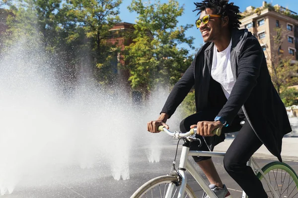 Przystojny mężczyzna afro, jazda na rowerze. — Zdjęcie stockowe