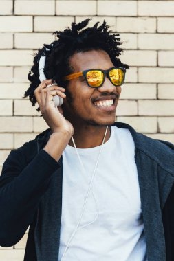 Müzik dinleme afro yakışıklı adam portresi.