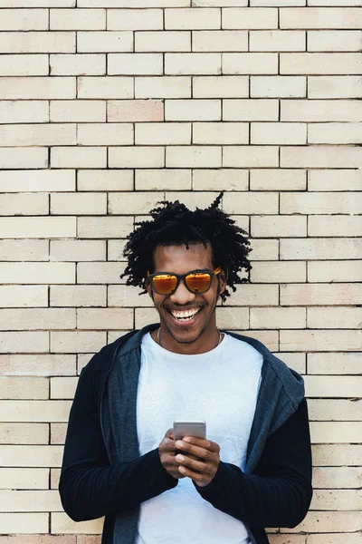Afro fiatalember mobiltelefon használata. — Stock Fotó