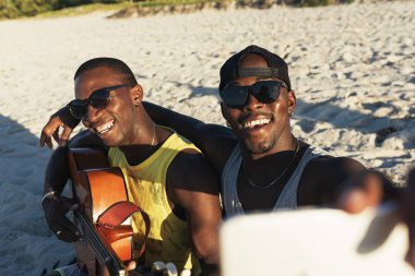 Selfie ile cep telefonunu alarak iki Küba arkadaşlar.