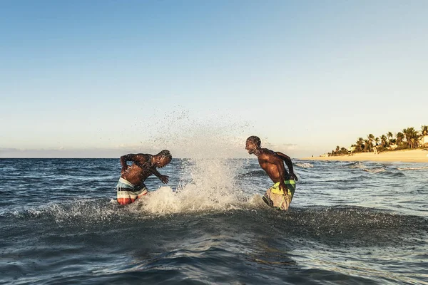 两个古巴朋友在沙滩上玩得很开心. — 图库照片