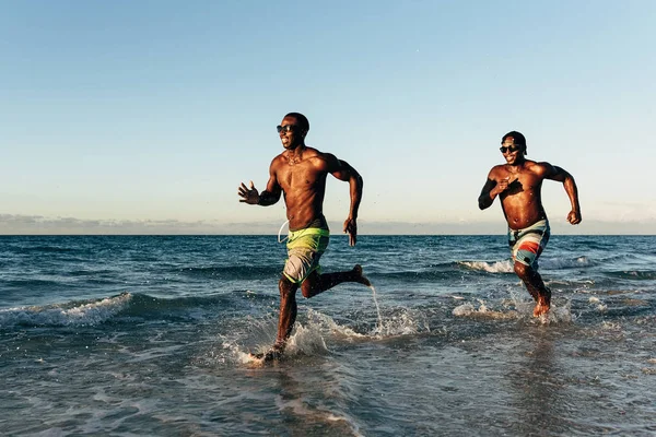 Dos amigos cubanos divirtiéndose en la playa . — Foto de Stock