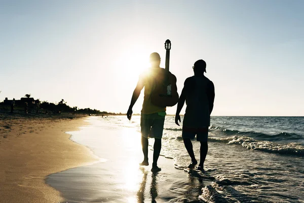Dos amigos cubanos divirtiéndose en la playa con su guitarra . — Foto de Stock