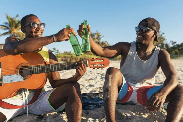 Szórakozás a strandon, a gitárját, két kubai meg. — Stock Fotó