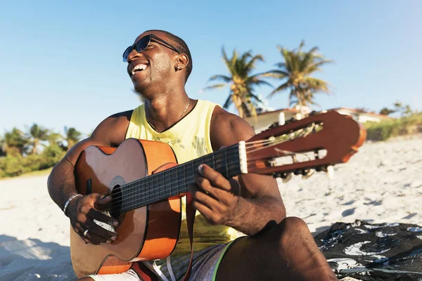 Young cuban man having fun in the beach with his guitar. — Stock Photo, Image