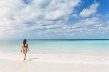 genç kadın kumsalda dinlenmek.