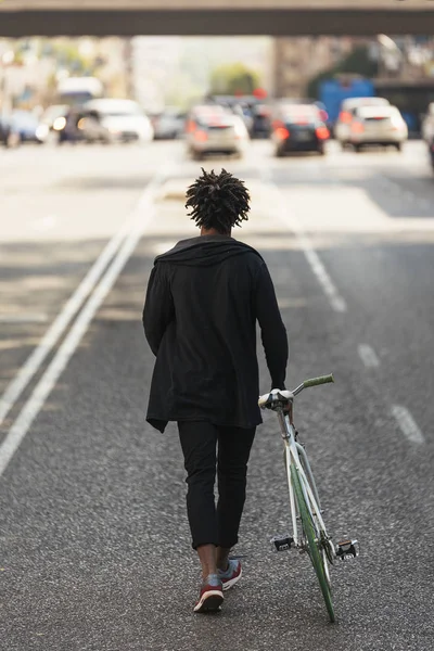 Przystojny mężczyzna afro, chodzenie z jego rower. — Zdjęcie stockowe