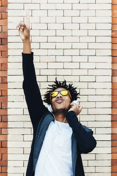 Portrait d'un homme afro beau écoutant de la musique . — Photo