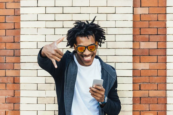 Afro jovem usando telefone celular . — Fotografia de Stock