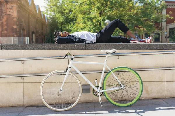 Przystojny mężczyzna afro relaksujący w pobliżu jego rower. — Zdjęcie stockowe