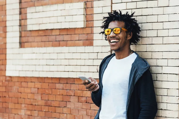 Afro Jovem Usando Bicicleta Telefone Móvel — Fotografia de Stock