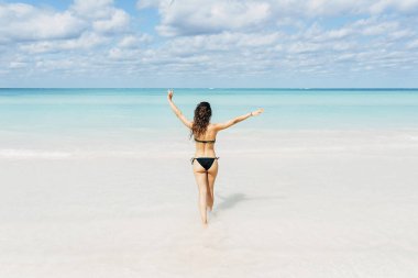 genç kadın kumsalda dinlenmek.