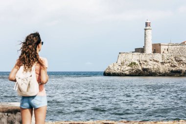 Küba'da tatil tatil zevk güzel kadın turist.
