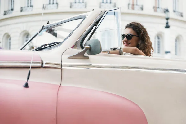 Piękna kobieta turystycznej jazdy klasyczny samochód na Kubie. — Zdjęcie stockowe