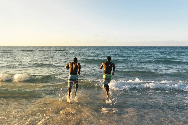Zwei kubanische Freunde haben Spaß am Strand. — Stockfoto