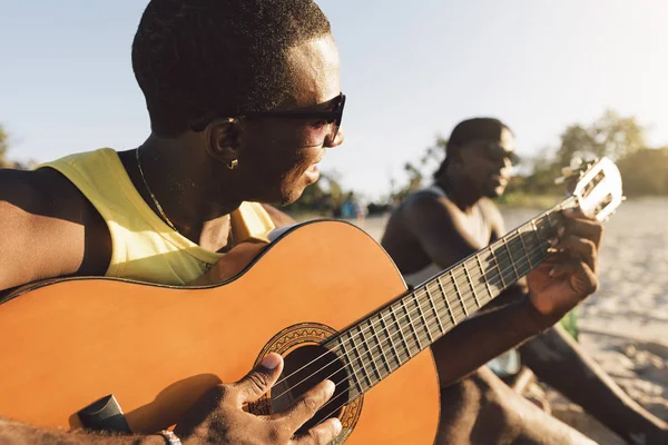 Dos amigos cubanos divirtiéndose en la playa con su guitarra . — Foto de Stock