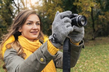 fotoğraf çekmek için bir kamera ile genç bir kadın.