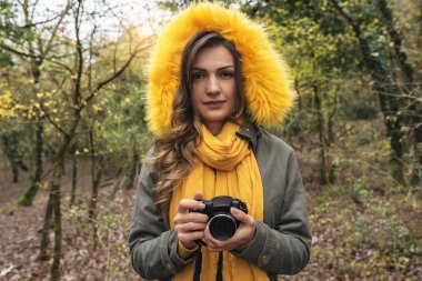 fotoğraf çekmek için bir kamera ile genç bir kadın.