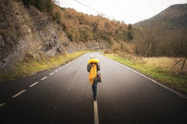 Tanınmayan kadın ile yolda yürürken.