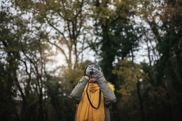 Jovem mulher usando uma câmera para tirar foto . — Fotografia de Stock