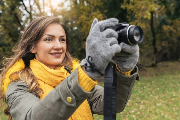 fotoğraf çekmek için bir kamera ile genç bir kadın.