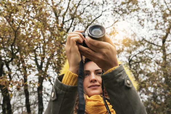 Молодая женщина с помощью фотоаппарата для фотографирования . — стоковое фото