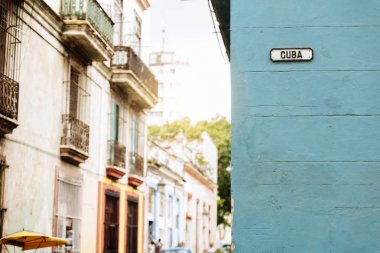 Eski Havana'da bir mavi duvar sokak tabelası.