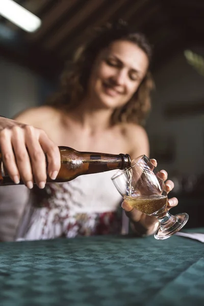 Schöne Frau trinkt ein Bier in einer Bar. — Stockfoto