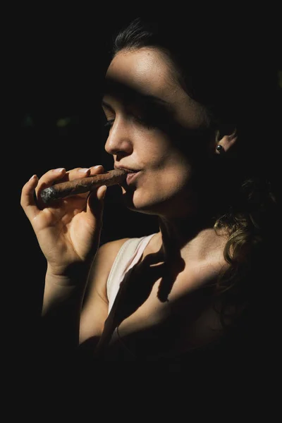 Beautiful woman smoking a cigar. — Stock Photo, Image
