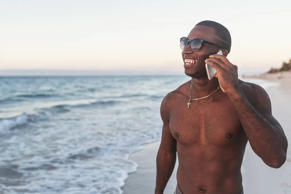 Portret van knappe Cubaanse man met behulp van mobiele. — Stockfoto