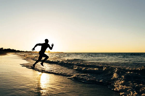 Joven corriendo a la playa . — Foto de Stock