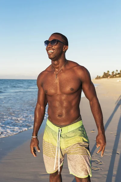 Portret van knappe Cubaanse man in het strand. — Stockfoto