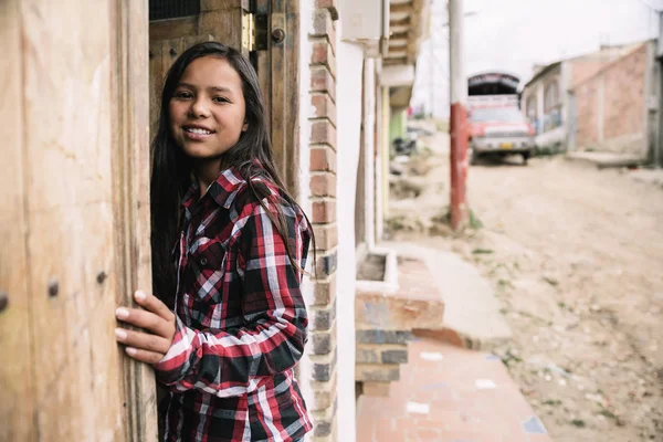 Portrait of beautiful girl in shanty town. — Stock Photo, Image